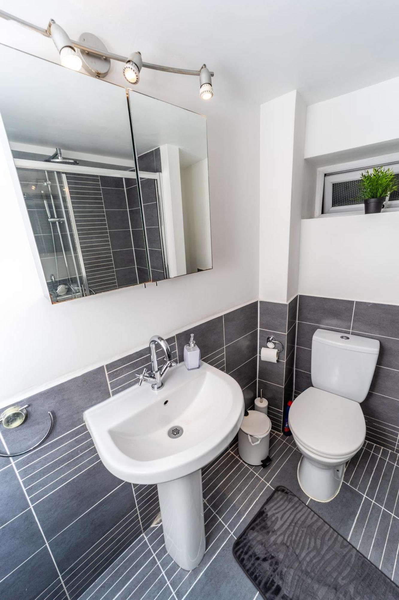 Spacious Flat With Patio & Parking In City Centre Reading Zewnętrze zdjęcie